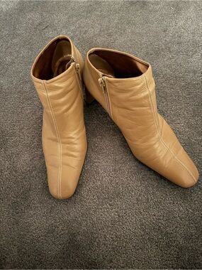 FREE SHIPPING👢Size 8 DKNY 100% Leather Ankle Booties with Side Zip!Made in Spain